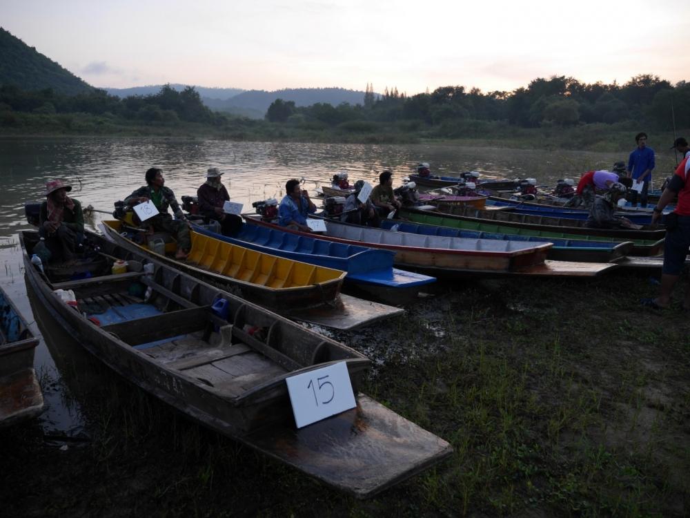 งานนี้มีนักกีฬาใช้ทั้งเรือชาวบ้านและเรือเร็วเข้าร่วม :smile: