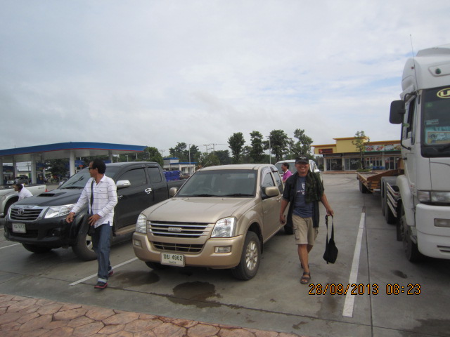 แวะ ปตท.ท่าพระ.. หาเสบียง  และเซ็คความพร้อมอีกรอบ  เผื่อมีใครลืมเป๋าตังค์