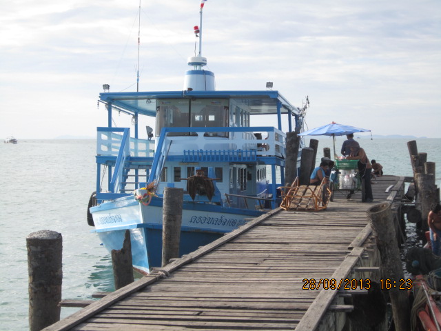 หลายคนถามหาเรือ...น้าหมูบอกนั่นไงเรือ มาจอดรอเราแล้ว 

บางคนมากระซิบบอกผมว่า "เรือลำใหญ่แน๊าะ  งา
