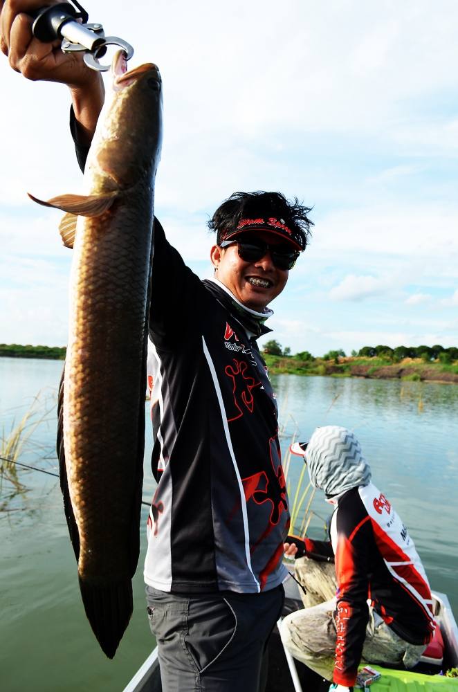 
 [center]
 [b]ตีจิบ ! ช่อนใหญ่บ่อทรายยย [/b] จัดหนักโดยโปรบิ๊ก อิอิ 


Reel : Shimano Shimano 