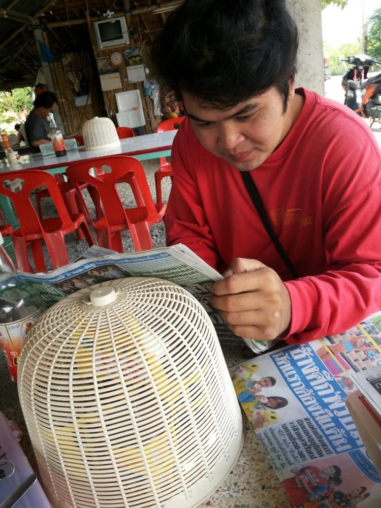 ถึงร้านเจ้าเก่งอ่านหนังสือพิม..เราถามอ่านไรวะ..ข้าอ่านดวงอยู่ :laughing: :laughing:ดวงคนมันจะไม้ได้ป