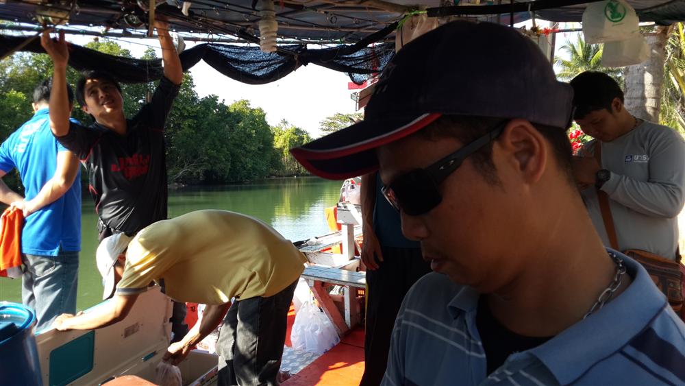 ขับรถจากจันทบุรีถึงท่าเรือไต๋เฉิก  มาถึงก้อช่วยกันจัดของลงเรือเตรียมเดินทาง