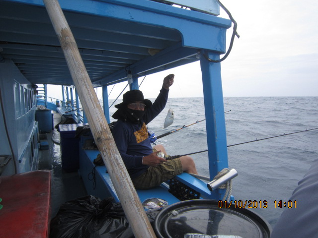 
 [b]อ.ปูเล่ย์  ใช้สายหน้า เบ็ด 2 ตัว เกียวปลาหมึก ผูกเบ็ดโดย  เจ้าโต  เด็กเรือ    สอยแก้มบาง ทีละ 