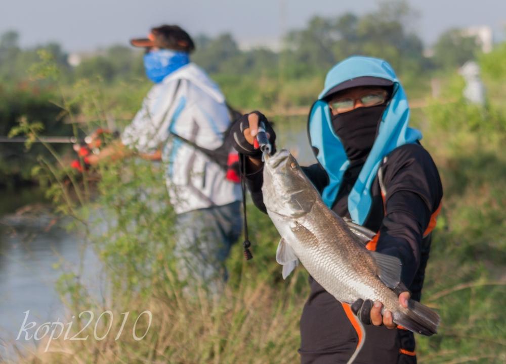 เดินกลับมาประตูน้ำใหม่ยังมีกัดอยู่ :umh: :grin: