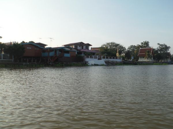 ลุงแดงพาไปดูศาลาหลังสีขาวที่ถูกเรือลากชน พังทั้งหลัง ก็เลยตกปลาที่หมายนี้ไม่มีอะไรเป็นชิ้นเป็นอันต้อ