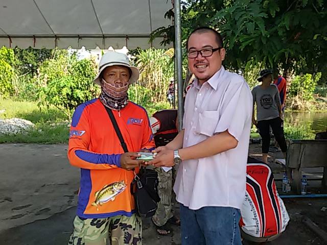 ปลาที่ขึ้นมา ทุกตัว ได้รับของ และสิ่งมึนเมา ทุกตัวครับ ใครได้เยอะ ก็ เมาเยอะ ล่ะครับ งานนี้  :laughi