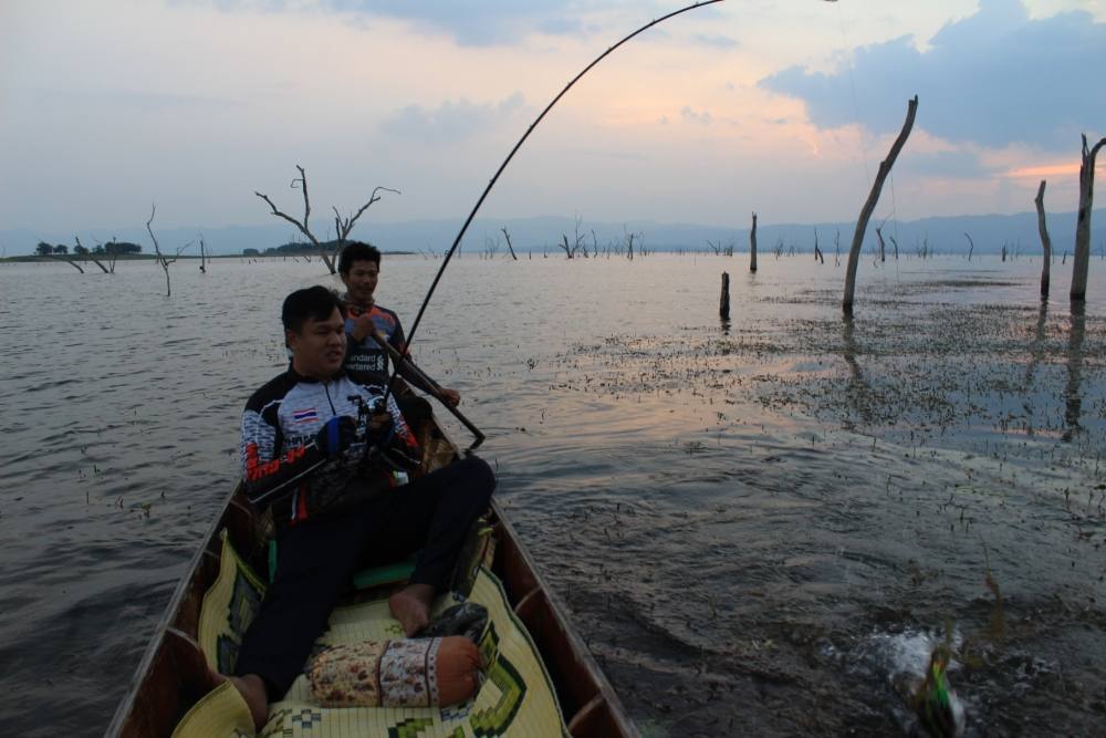 ท้ายเรือก็โดน น้าแจ็ค กำลังงัดออกจากป่าสาหร่าย