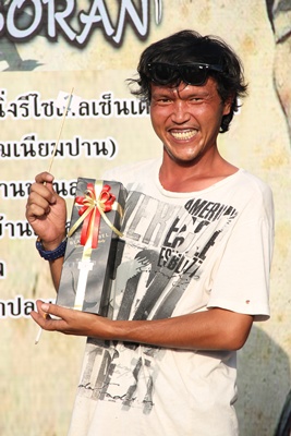 คุณปิงตลิ่งพัง ได้รับรางวัลหางบัตรไปเลย :laughing: :laughing: :laughing:  :cheer: :cheer: :cheer: