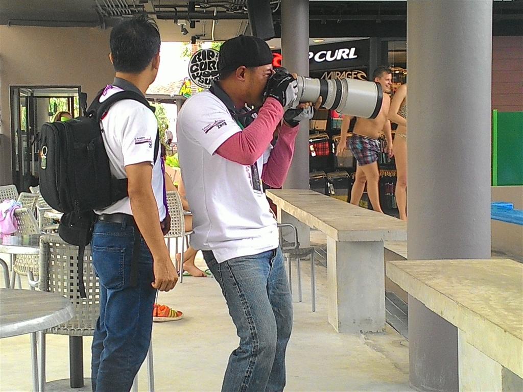  [center]หันไปดูตากล้อง Canon แม่เจ้า " บาซูก้า "[/center]