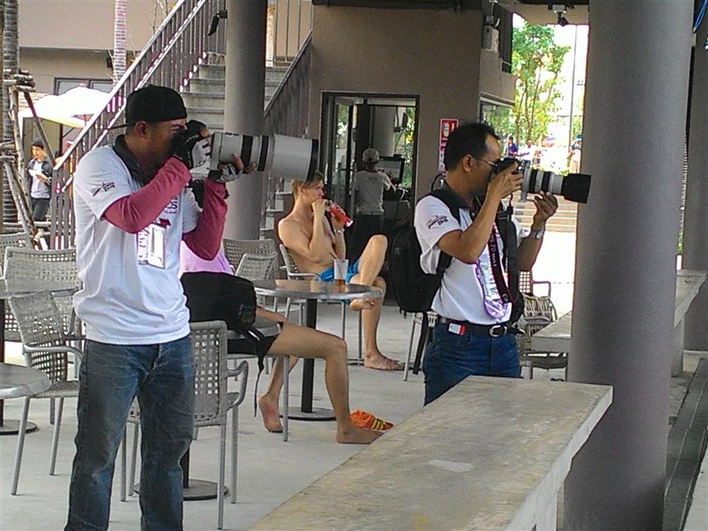  [center]หันไปดูตากล้อง Canon โอ้วววว ขอ 2 เลย ยิงกันพรุนนนนน[/center]