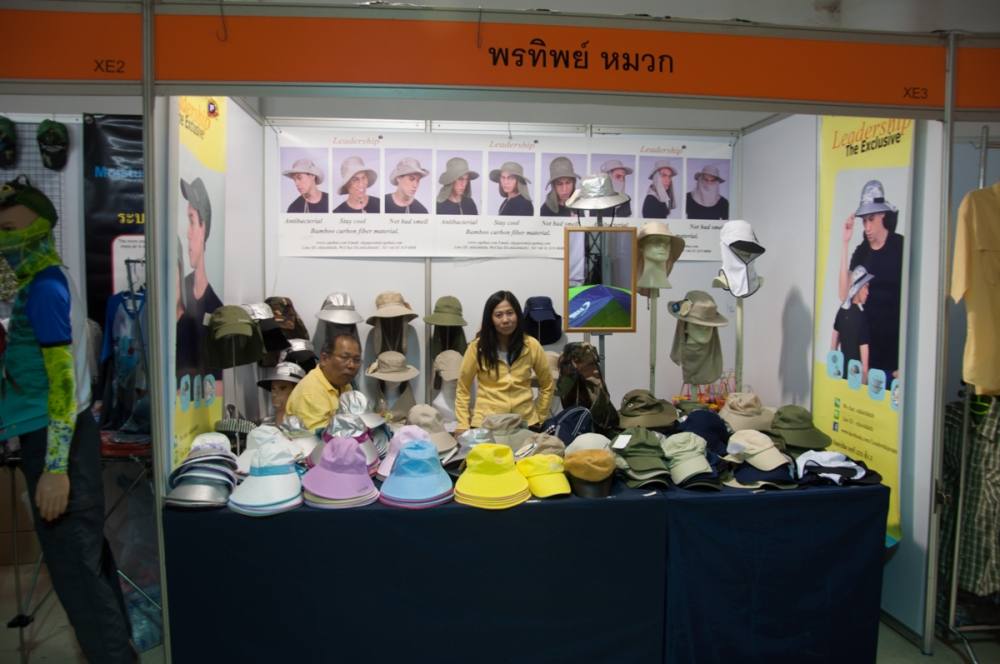 อุปกรณ์อื่นๆ ที่เกี่ยวข้องกับการตกปลาก็มีเยอะครับ เสื้อผ้า หมวก เต้นท์ ถุงรอกถุงคัน มีมาหลายเจ้าเลย 