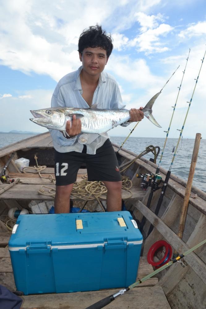 ผมเองครับ ตัวนี้ กินลูกปลาทูเป็นๆ ที่เราตกได้ ซึ้งเกี่ยวกับเบ็ดสามตา ลอยทิ้งไว้ครับ
เฉี่ยวเป็นติดเล