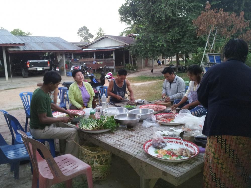 ป่านเอาบุญบ้านละครับ....วันนี้กะว่าไปถึงแล้วจะลุยเขื่อนเลย
ว่าแล้ว  เห็นสภาพแล้วคงงงง   ตายอยู่ตรงน