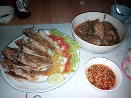 วันนี้ ทำอาหารพื้นๆมาต้อนรับแขก ที่เป็นธรรมเนียมของที่นี่  :umh: :umh: