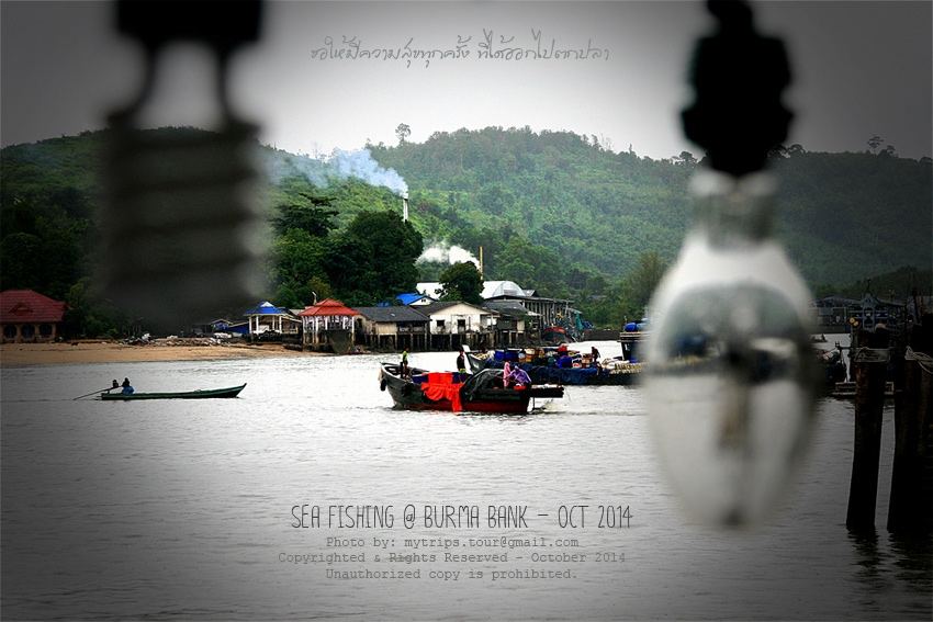 :umh: พอลงเรือเสร็จ ผมก็ปีนขึ้นไปอยู่บนชั้นสอง ขอเก็บบรรยากาศด้านท้ายเรือก่อนออกเดินทางกันอีกซักนิดน