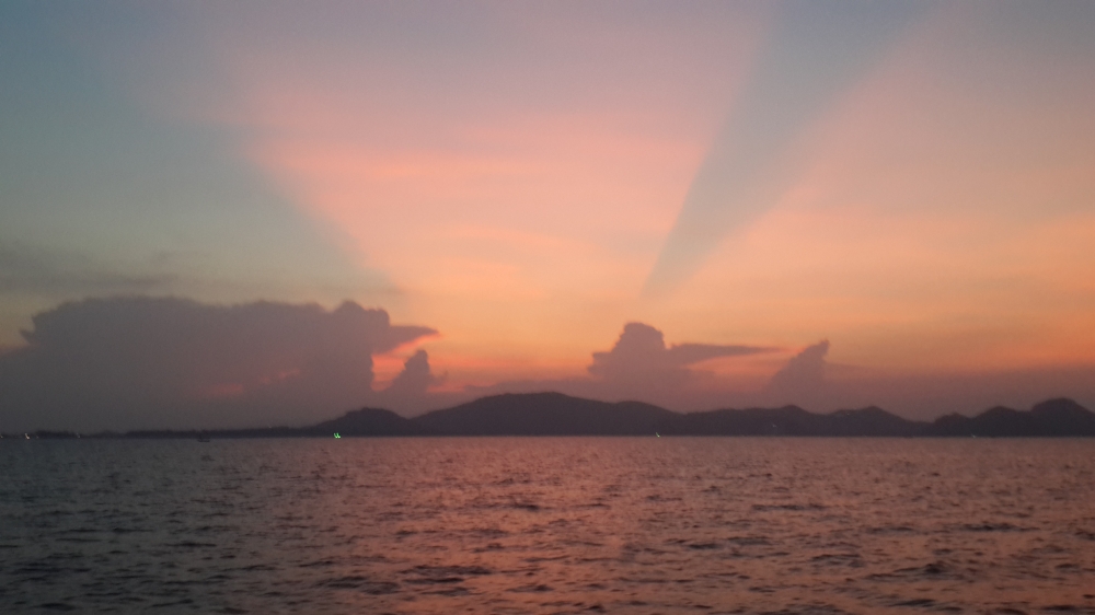 พระอาทิตย์ตกที่ปราณฯดูจากทะเลคับ สวยใช้ได้นะคับ  :cheer: