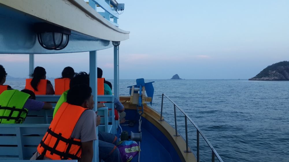 อีกทริปคับ บางวันพระอาทิตย์ตกช้า เราก็ล่องเรือไปชมเกาะกัน :cheer: