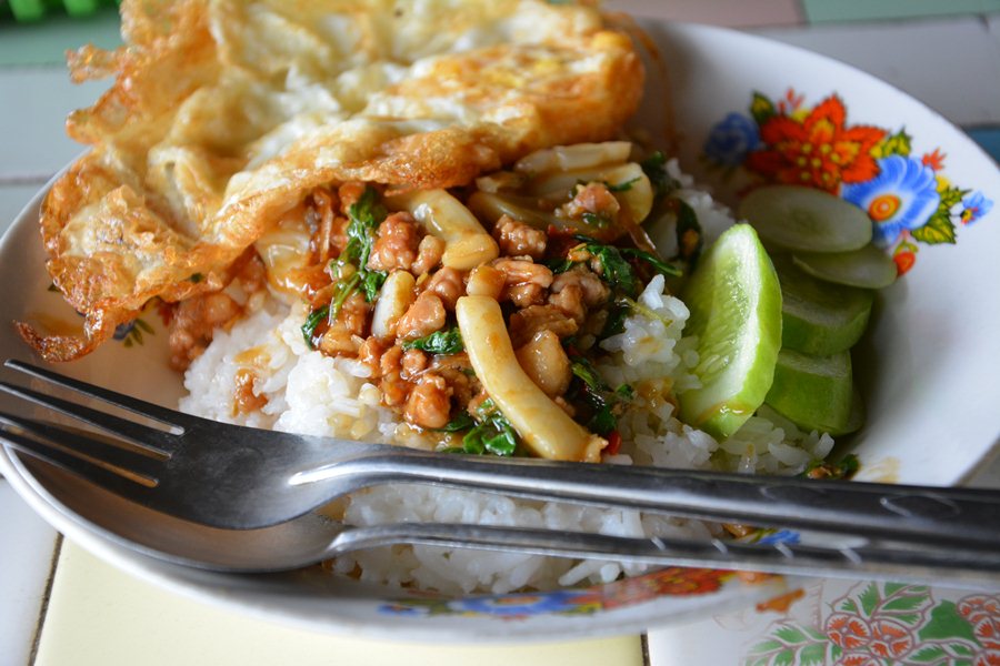 ข้าวกระเพรารวมมิตร + ไข่ดาว      :love: :love: :love: