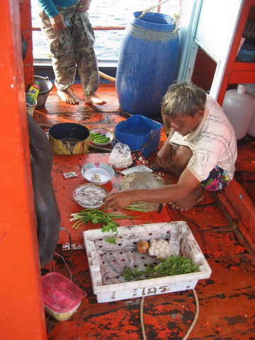 ขอบคุณน้าชาติเชฟกระทะเหล็กประจำเรือทีค่อยทำอาหารให้เรา จะกินอะไรสั่งได้ไม่เคยบ่น แค่บอกว่า"กินได้ก็