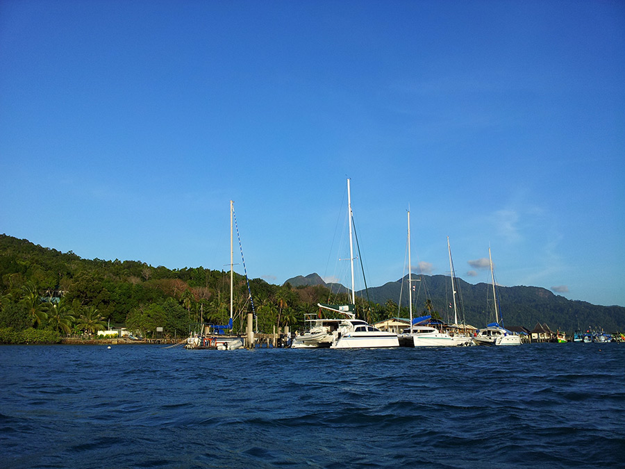  [center]ท่ายอร์ชริมฝั่งคาตามารัน(Catamaran) เพียบเลยแถวนี้[/center]