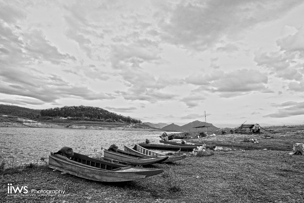 


เรือ  เป็นพาหนะหลังของคนที่นี่

ใช้ทำมาหากิน ใช้เดินทาง และอาจจะรวมไปถึงการให้บริการเรือเช่า