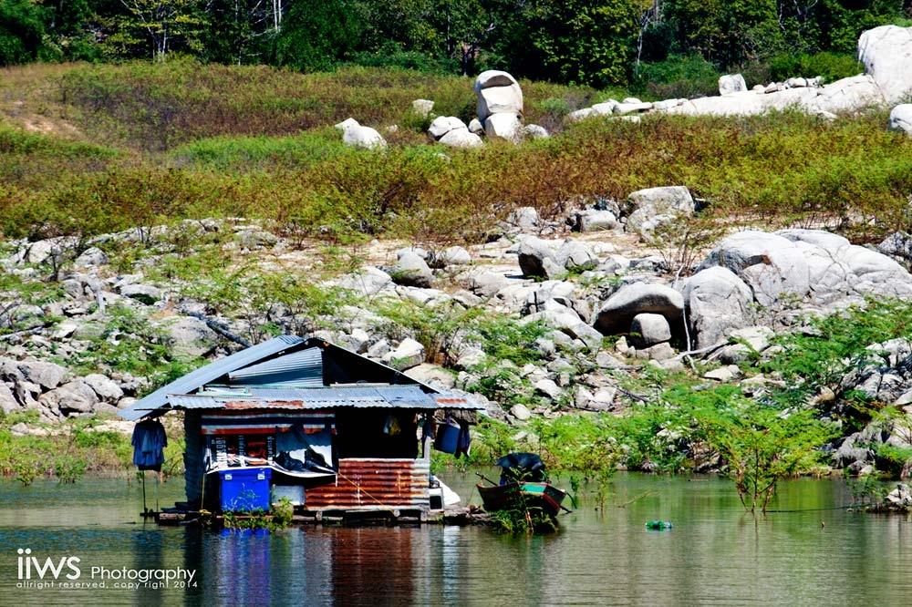 




บางชีวิต ต้องการแค่หลังคาคุ้มหัวนอนให้ไม่เปียกฝน  และผนังสี่ด้านสำหรับต้านลมหนาว

แต่บาง