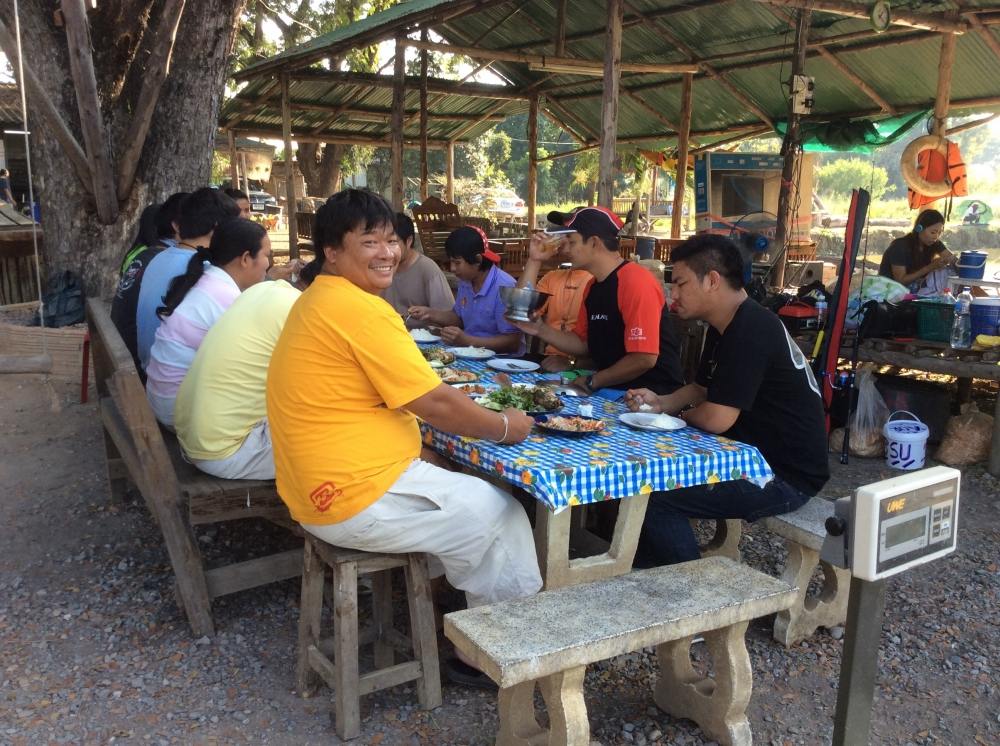 กินข้าวคุยกันไปเรื่อยๆ 