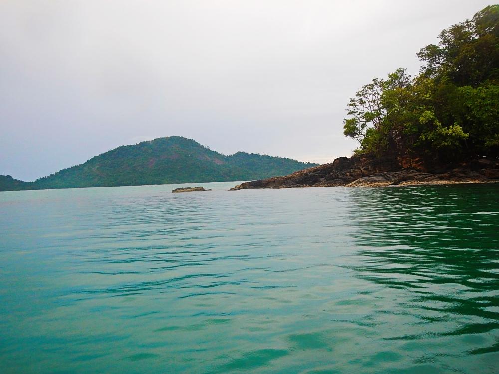 
[center]เลาะจนมาถึงหัวเกาะนี้  ฟ้าก็เริ่มเปิดทางสว่างนิดๆ แต่ฝนก็ยังโปรยๆอยู่หน่อย[/center]

