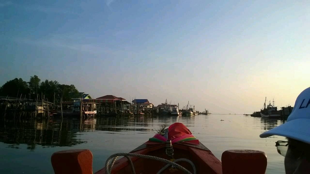 เรือประมงที่ว่าจ้างเป็นเรือเกี่ยวปลาดุกทะเลท้องถิ่นเรือใหญ่ชำนาญเส้นทางยามค่ำคืน หุหุ กลัวหลงทาง :to