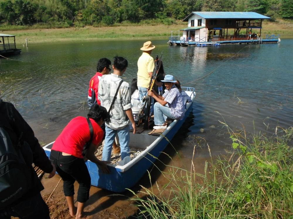 แพที่พักเป็นแพ2ชั้นอยู่ในหุบส่วนตัวครับเป็นส่วนตัวสุดๆ มีน้ำมีไฟครับ
พอถึงแพก็ลงเรือชักลากขึ้นแพได้