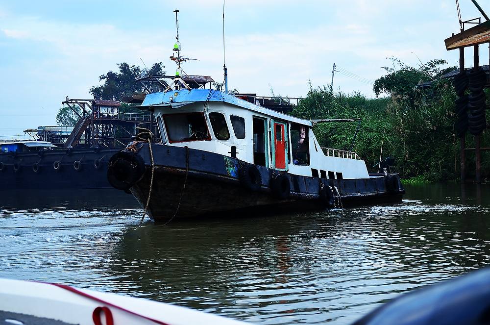  [center]


 [b]ที่นี่เรือขนทรายบรรทุกทรายค่อนข้างเยอะครับ [/b]   :grin:


หมายข้างเรือทราย กร