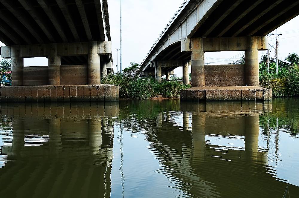 
[center]
[b]วิ่งเรือย้อนกลับมาออกมาลองแม่น้ำสายนอก [/b]


ขับเรือมาไม่นานก็ถึงหมายที่ 2 สะพานแ