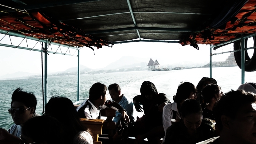 

[center] รอบ 8 โมง คนยังชิวๆ แต่.. คลื่นไม่ชิวนะครับ เรือเอียงไปข้าง นั่งไป ภาวนาไป  :flag: :fla