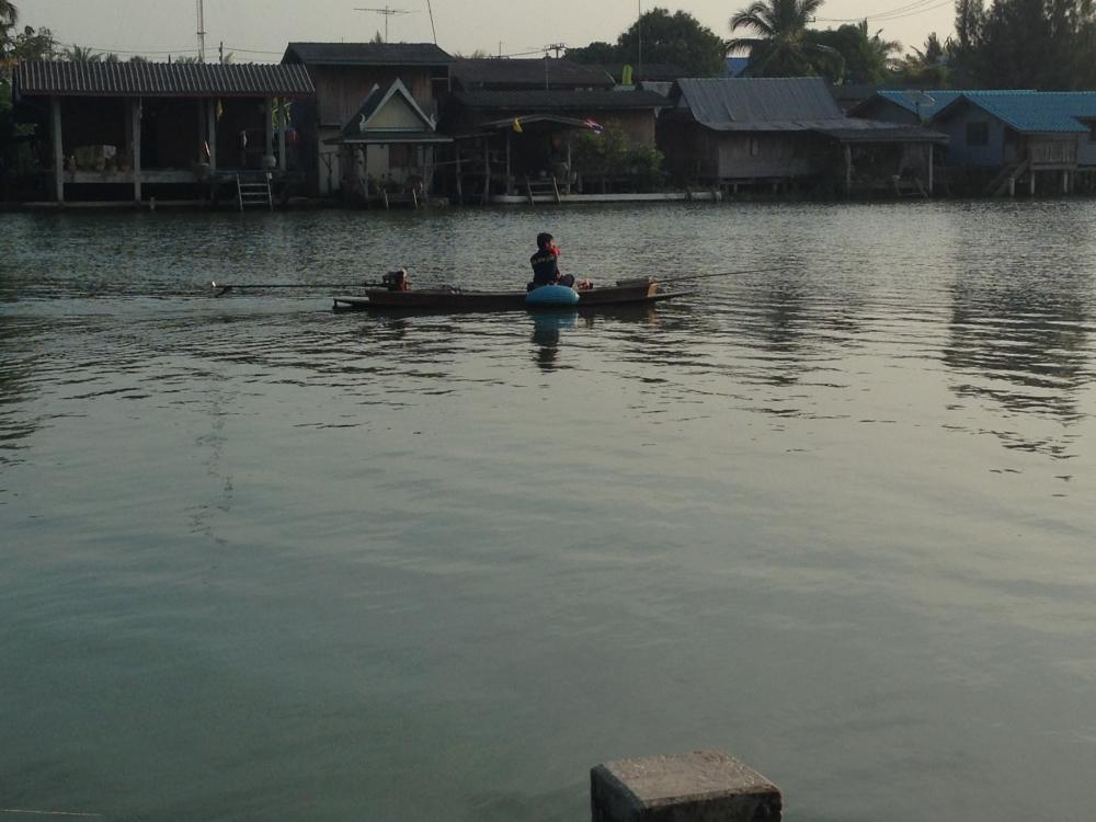  มองไปด้านนอกเห็นเรือตกปลากระพง ลอยผ่านมา เลยตะโกนถาม

 ผม : ได้ตัวมั้งหรือยังคับน้า

เรือตกกระพ