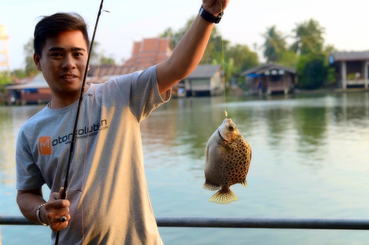  เรือกระพงผ่านไป เจ้าหมูก็ได้ตัวเลย ปลาตะกรับตัวโต วิ่งมาถ่ายตอนอัดปลาไม่ทันมัวไปหาน้ำชามาดื่ม :grin