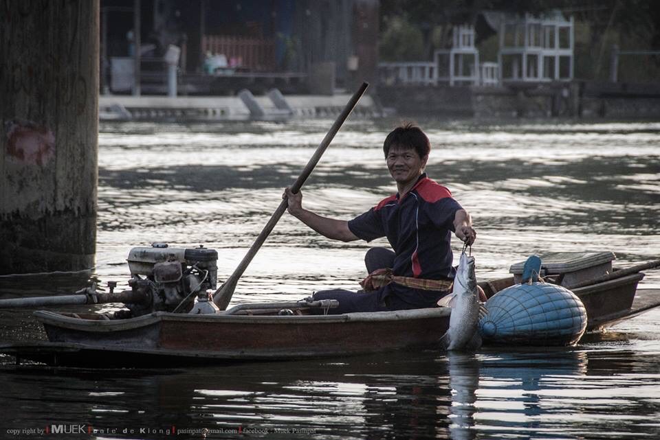  มัวแต่ตื่นเต้นกับปลาตัวแรกกัน เรือตกกระพงที่พายผ่านไปเมื่อกี้ไม่ถึง 5นาที แป๊บเดี๋ยวพี่แกได้ตัวมาแล