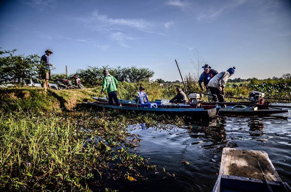 บางคนก็เตรียมของเรือยังไม่เสร็จ 