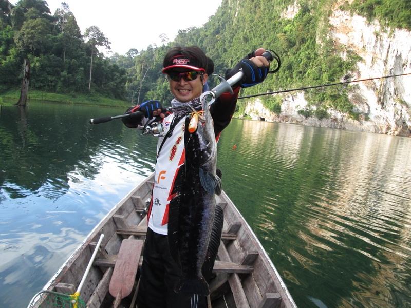 โดนเลยครับตัวนี้ใหญ่ทีเดียว เจอ Mustad Double hook78166NPBN เข้าไปเอาอยู่ครับผม  :cheer: :cheer: