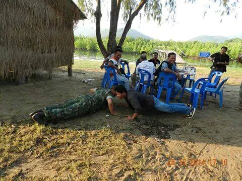  ผู้กองกับนายดาบแห่ง สน.บางบัวทอง ลองกำลังกัน :smile: