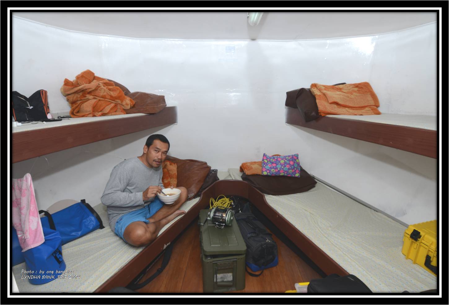 ส่วนหัวเรือครับ.....กับที่นอน  4 เตียง.......   Airea  นี้เมากันหัวทิ่มหัวตำครับ.... :laughing: :lau
