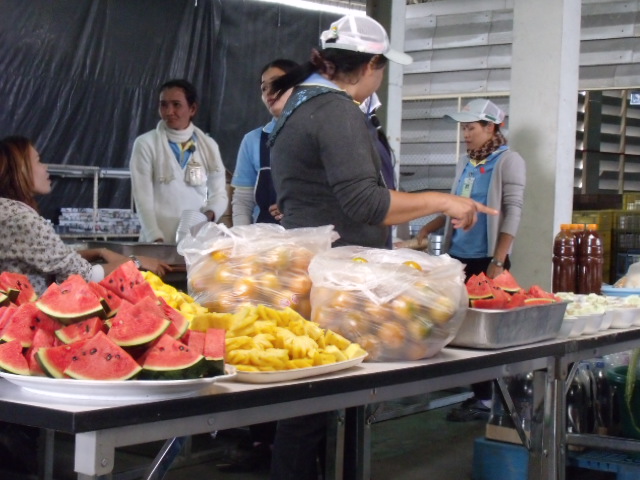บรรยากาศในโรงงานที่ผมติดต่อนำคนพิการเข้าไปทำงานครับ  
วันนี้ปีใหม่ กินอร่อย จับของขวัญด้วย :grin: