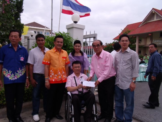 ผู้มีน้ำใจร่วมบริเพื่อสมทบทุนสร้างร้านกาแฟคนพิการครับ
 :prost: :prost: :prost: