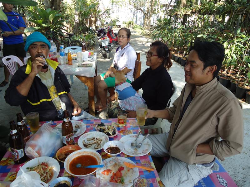 คุยกันในเรือยังไม่พอยังมาโม้ที่บ้านอีก :laughing: :laughing: :laughing: