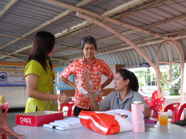 ประชุมเสร็จ ท่านผอ. คุณหมอ คุณรมณวนันท์ ยังคุยงานต่อครับ  :cheer: