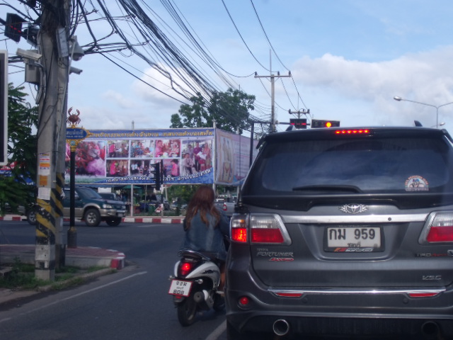 ขับรถไปติดไฟแดงที่สี่แยก เห็นอะไรแวปๆ ไม่ชัด  :think: :think: :think: