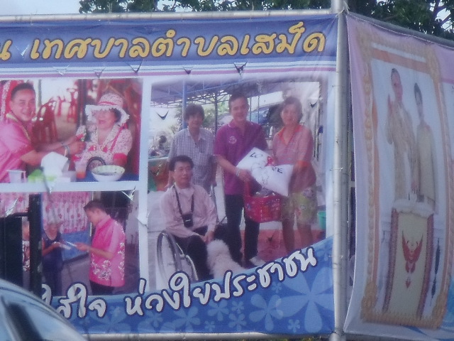 ลองดูใหม่ อ้าว รูปเบ้อเร่อเลย มันรู้สึกเขินยังไงก็ไม่รู้บอกไม่ถูกครับ  :laughing: :laughing: :laughi
