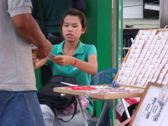 ส่วนคุณเบีร์ ภรรยา นายกก็ขายสลากไป  :cheer: