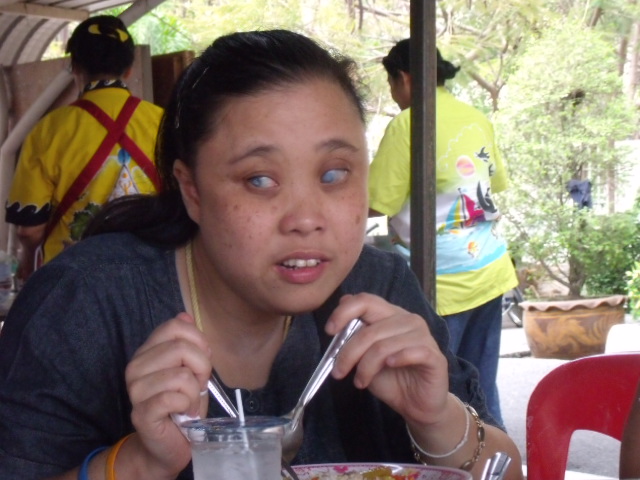 คุณปู ประชาสัมพันธ์ร้านกาแฟคนพิการ  :cheer: