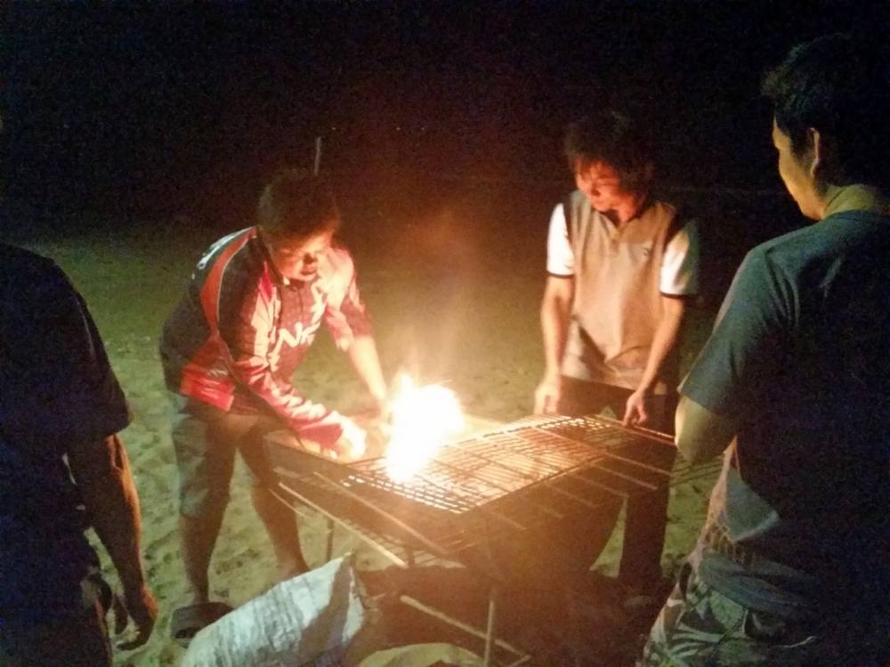  ตั้งโต๊ะ ปิ้งย่างอาหารทะเล ริมชายหาดแหลมสิงห์
ที่ร้านน้ายักเลยครับ  [b]ร้านบ้านสมบูรณ์[/b]
 อาหาร