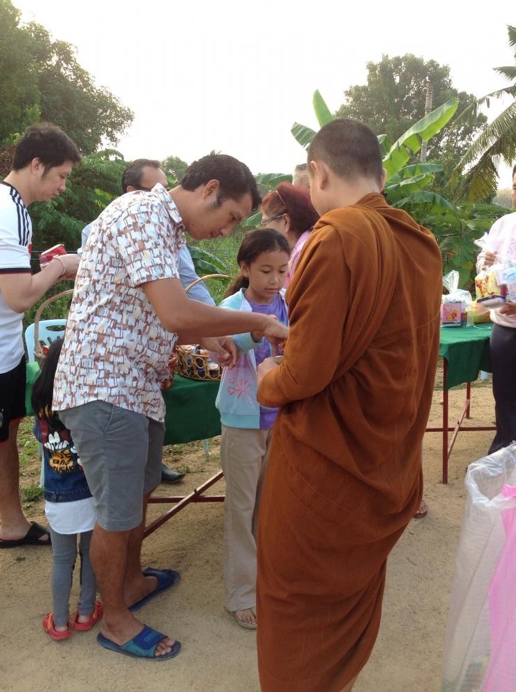 ทำบุญใส่บาตรเอาฤกษ์เอาชัยเพื่อเป็นการเริ่มต้นสิ่งดีๆ ในวันปีใหม่